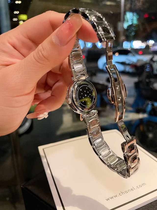 Chanel Watches Crystal Bezel Mother-of-Pearl Dial Bracelet Watch product detail image 8
