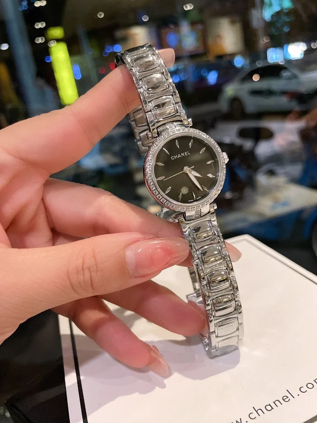 Chanel Watches Crystal Bezel Mother-of-Pearl Dial Bracelet Watch product detail image 5