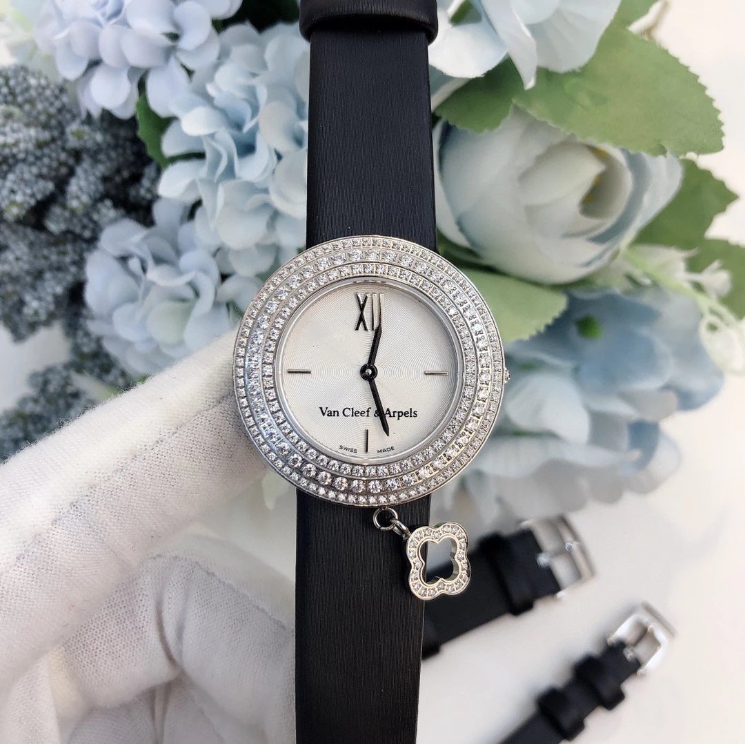Van Cleef & Arpels Alhambra Diamond-Set Black Dial Watch Watches - 32