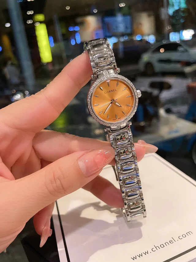 Chanel Watches Crystal Bezel Mother-of-Pearl Dial Bracelet Watch product detail image 6
