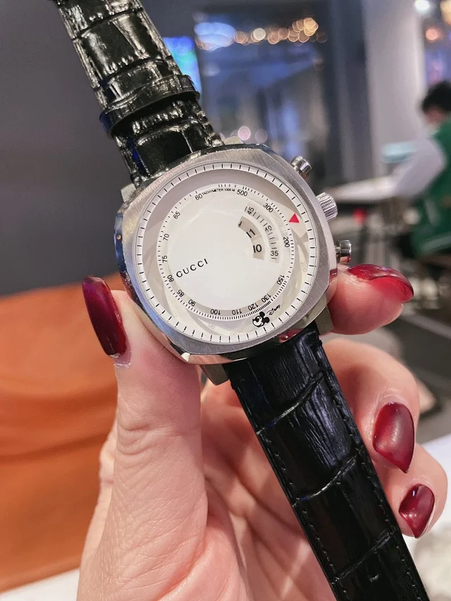Gucci Watches Mickey Mouse Dial Watch with Date Display product detail image 10