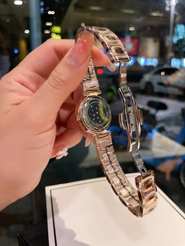 Chanel Watches Crystal Bezel Mother-of-Pearl Dial Bracelet Watch product detail image 19