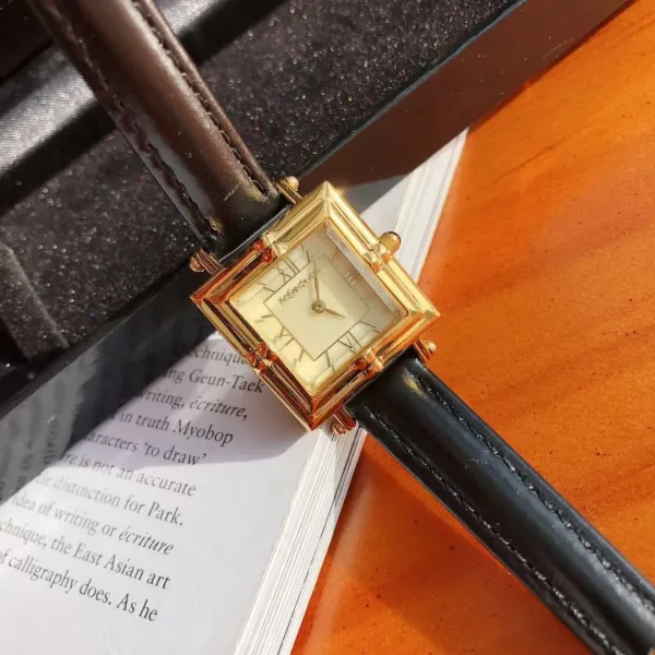 Chanel Première Green Leather Watch with Gold-Tone Case Watches - 27
