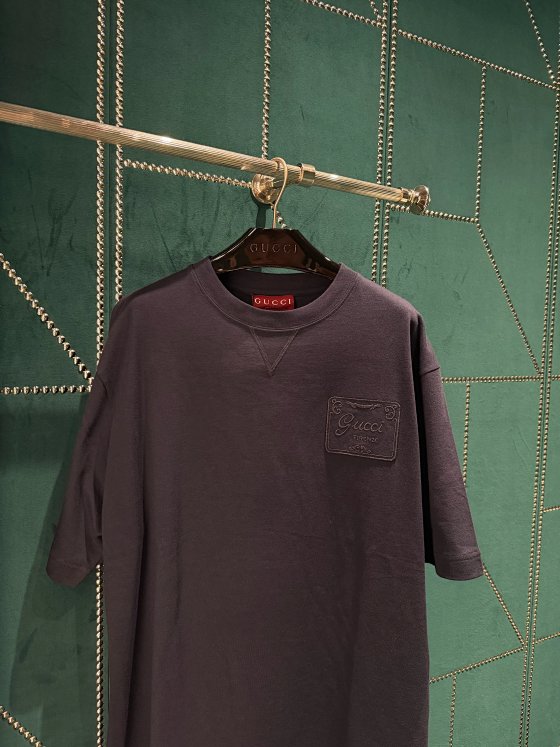 【 In Stock 】 Guc * i 26ss Firenze Signature Embroidered Collar Inverted Triangle T-shirt Navy Blue (rarely special color explosive style)