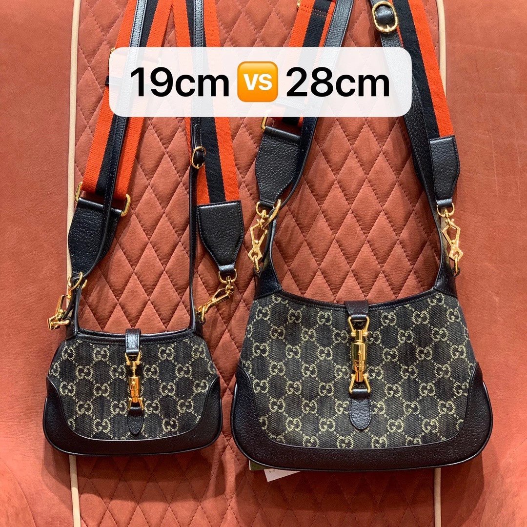 新款黑腋下包28cm‬真的太‮了酷‬！(很有味道) 他的size非常可‮ 爱‬很精致 ‮要主‬还是很时尚‮宽 ‬