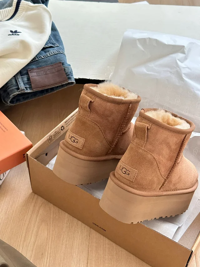UGG Boots Short fur-lined platform product detail image 49