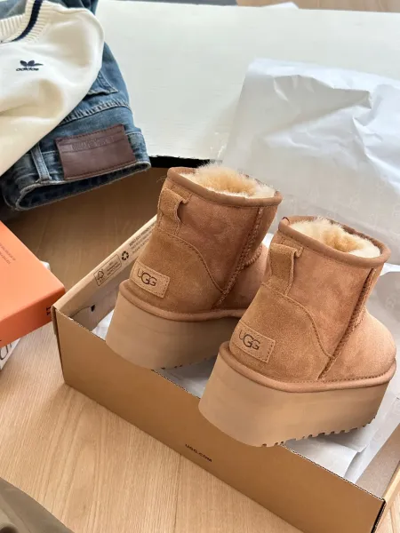 UGG Neumel Platform Chestnut Suede Ankle Boots - 50