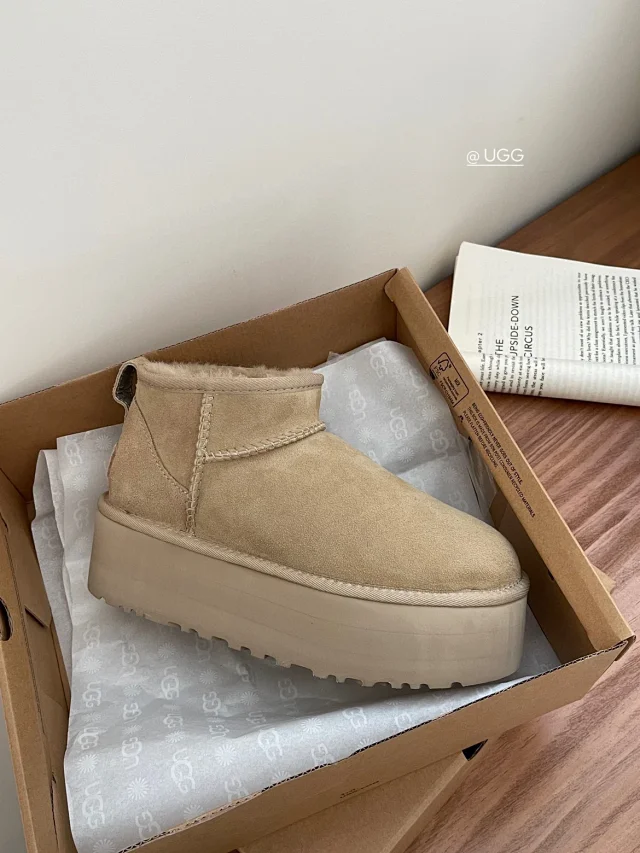 UGG Boots Short fur-lined platform product detail image 45