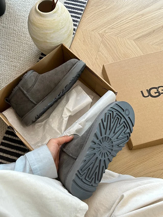 UGG Boots Short fur-lined platform product detail image 32