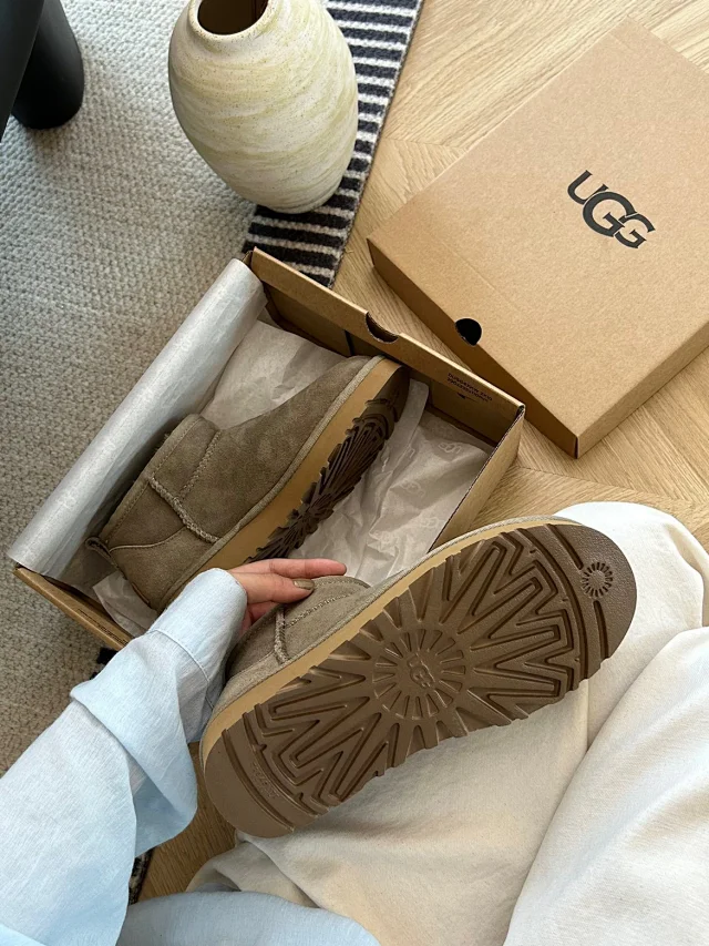 UGG Boots Short fur-lined platform product detail image 24