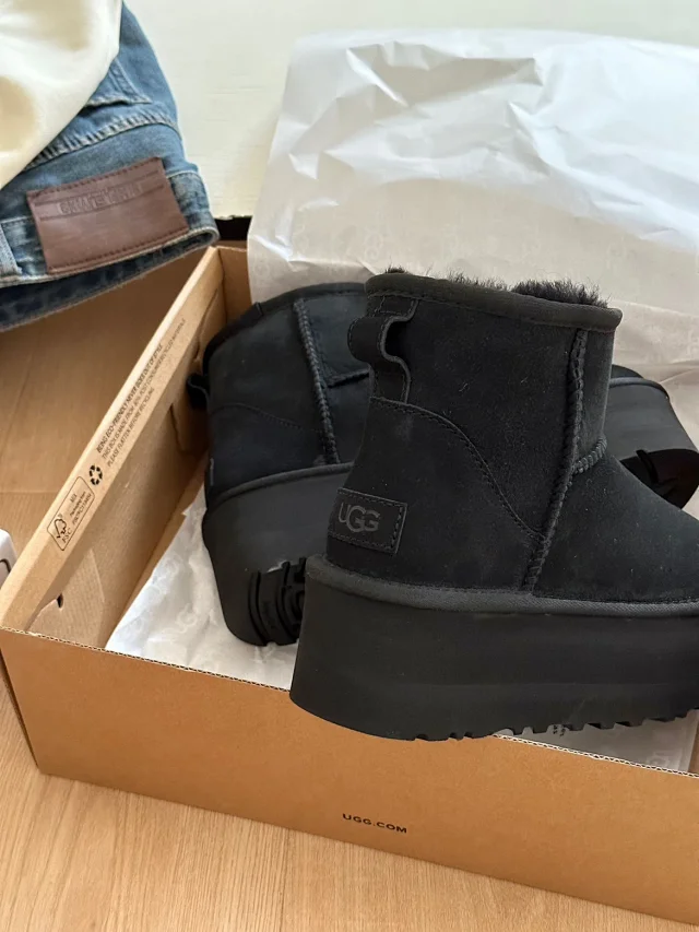 UGG Boots Short fur-lined platform product detail image 53