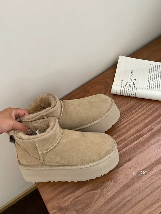 UGG Boots Short fur-lined platform product detail image 44