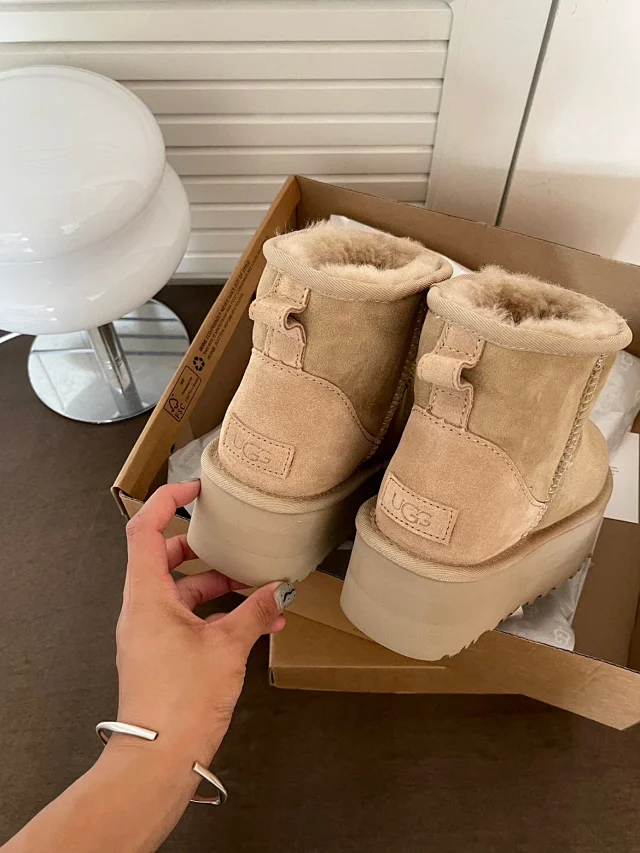 UGG Boots Short fur-lined platform product detail image 56