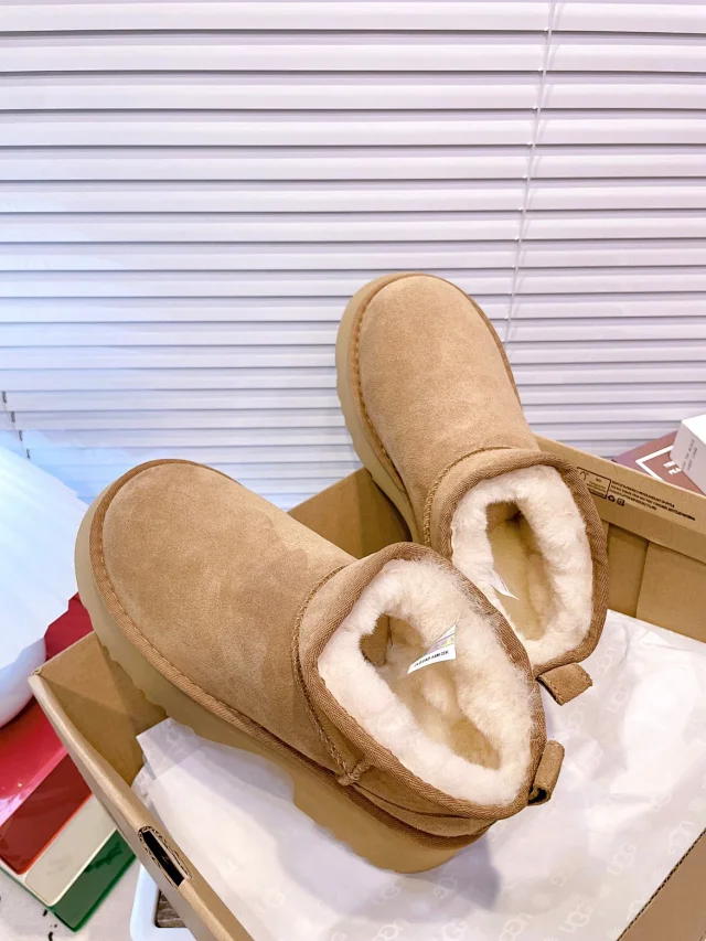 UGG Boots Short fur-lined platform product detail image 77