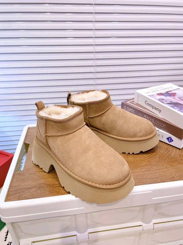 UGG Boots Short fur-lined platform product detail image 75