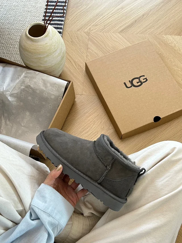 UGG Boots Short fur-lined platform product detail image 30