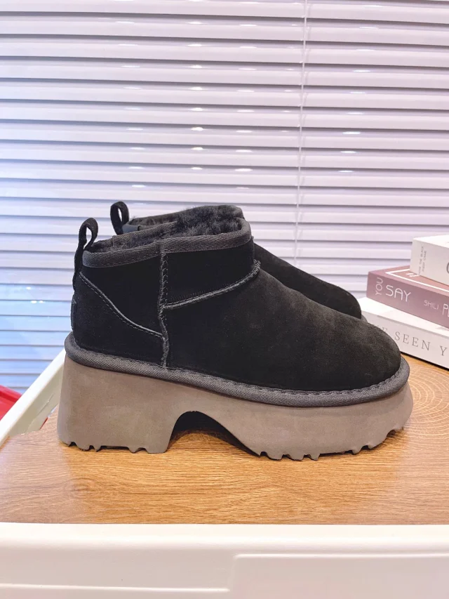 UGG Boots Short fur-lined platform product detail image 80