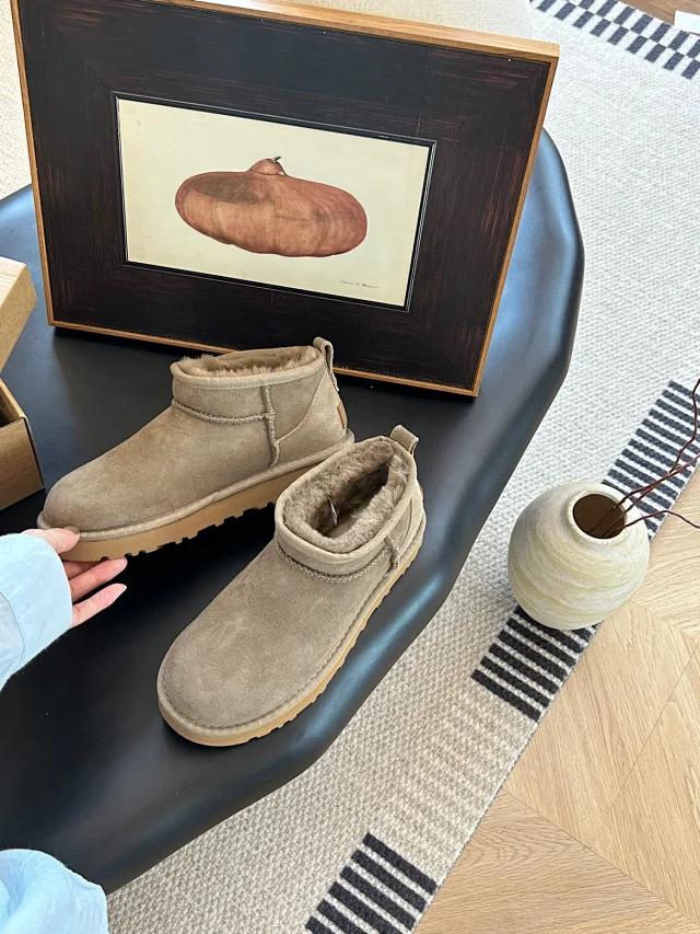 UGG Boots Short fur-lined platform product detail image 23