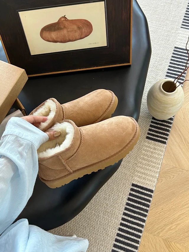 UGG Boots Short fur-lined platform product detail image 18