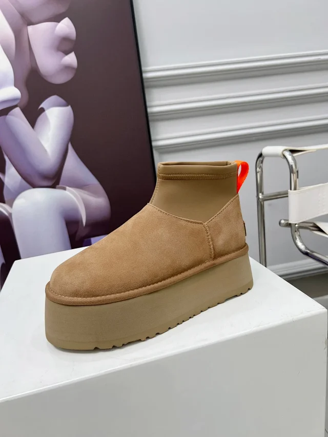 UGG Boots Short fur-lined platform product detail image 60