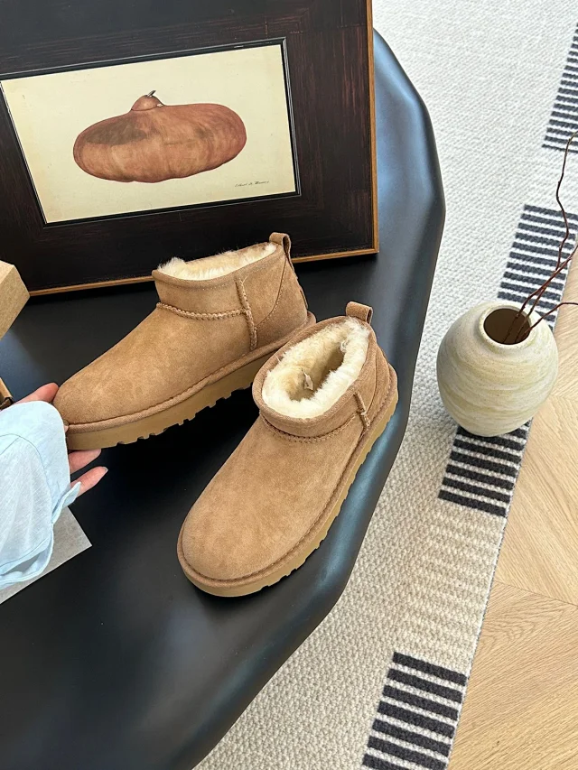 UGG Boots Short fur-lined platform product detail image 17