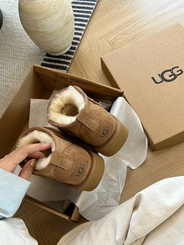 UGG Boots Short fur-lined platform product detail image 19