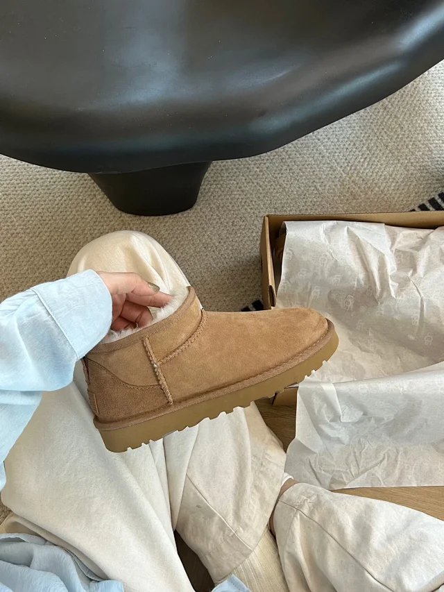 UGG Boots Short fur-lined platform product detail image 20
