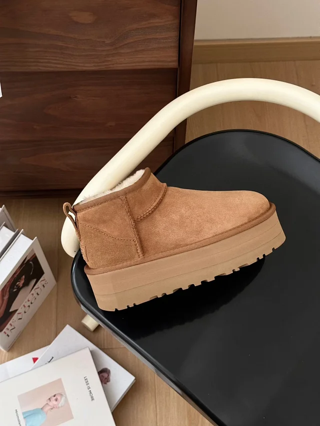 UGG Boots Short fur-lined platform product detail image 43