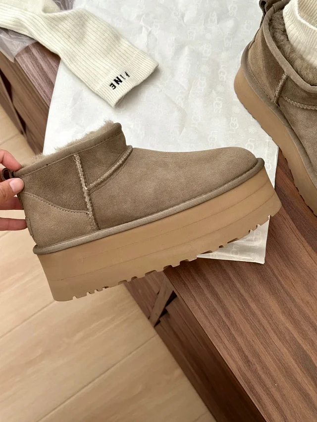 UGG Boots Short fur-lined platform product detail image 35