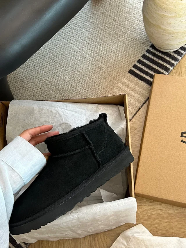 UGG Boots Short fur-lined platform product detail image 27