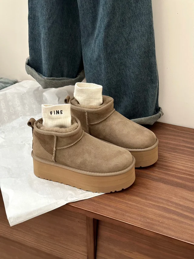 UGG Boots Short fur-lined platform product detail image 34