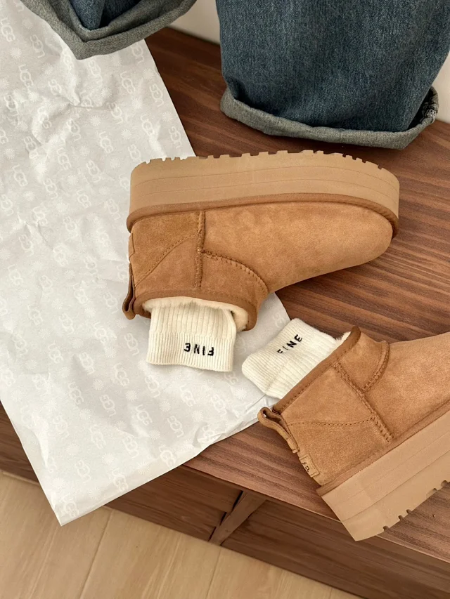 UGG Boots Short fur-lined platform product detail image 40