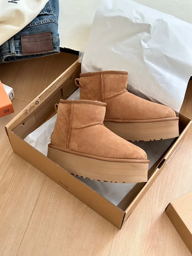 UGG Boots Short fur-lined platform product detail image 48