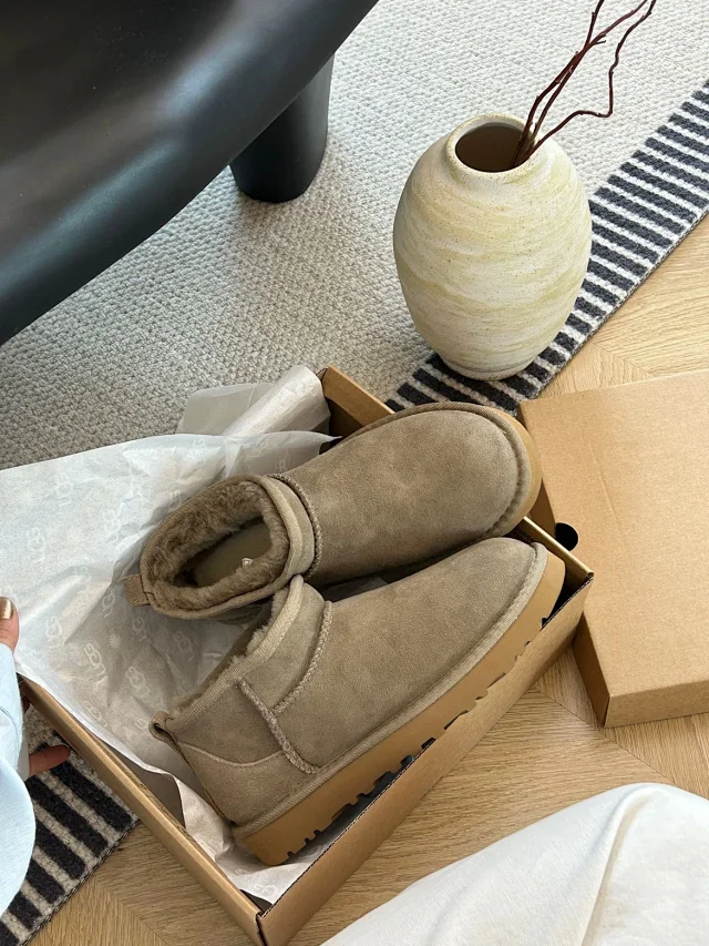 UGG Boots Short fur-lined platform product detail image 22