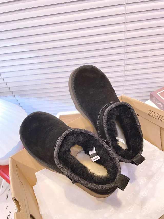 UGG Boots Short fur-lined platform product detail image 81
