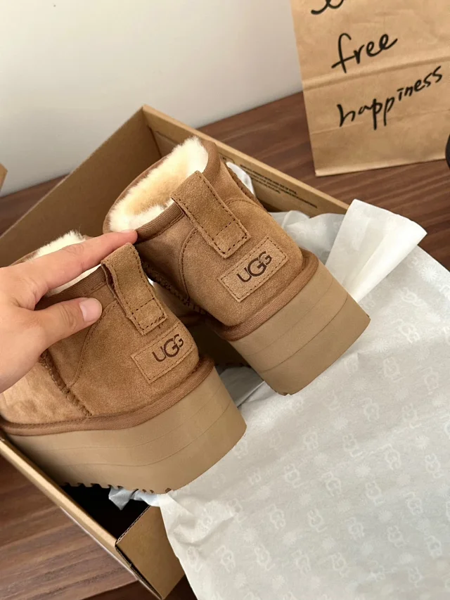 UGG Boots Short fur-lined platform product detail image 42
