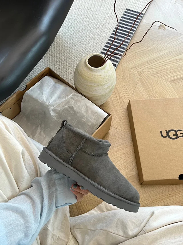 UGG Boots Short fur-lined platform product detail image 29