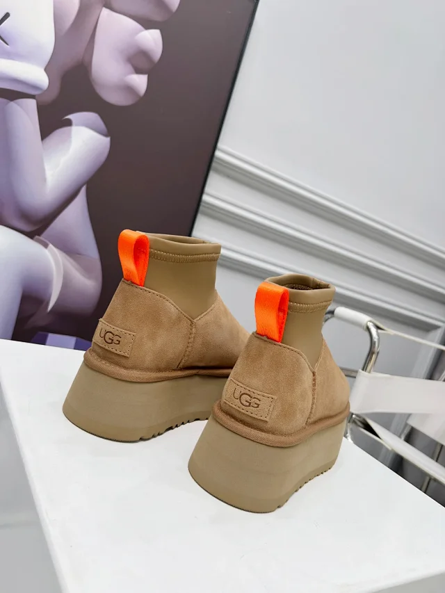 UGG Boots Short fur-lined platform product detail image 61