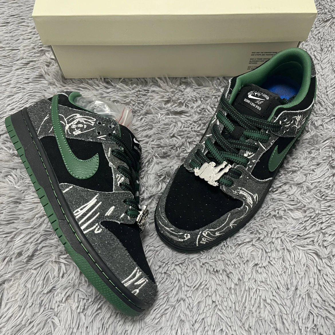 【 Factory stock, first-hand source 】 There Skateboards x Nike Dunk SB low cut board shoes for men and women in black and green