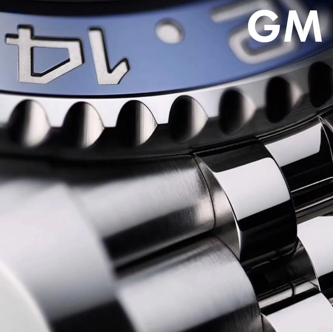 
 GM劳力士格林尼治二GMT  Master ll，最大特色莫过于黑蓝圈的高科技陶瓷圈、蚝式904钢材表壳、经典五珠链