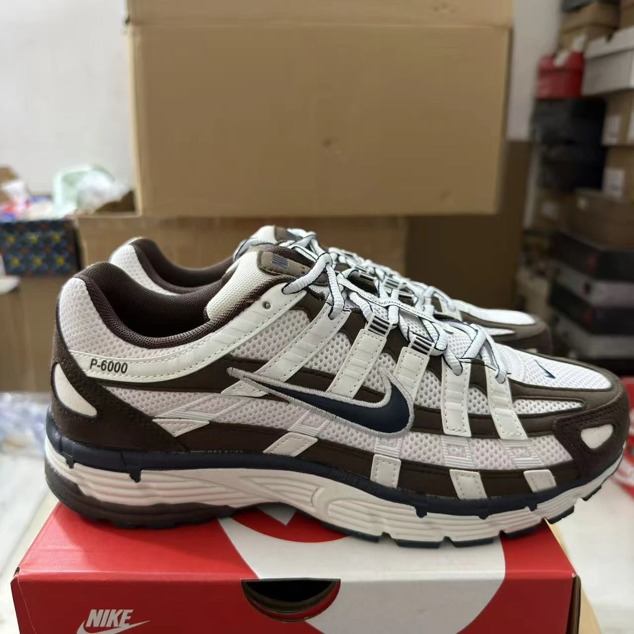 HV8972-001 White/Brown