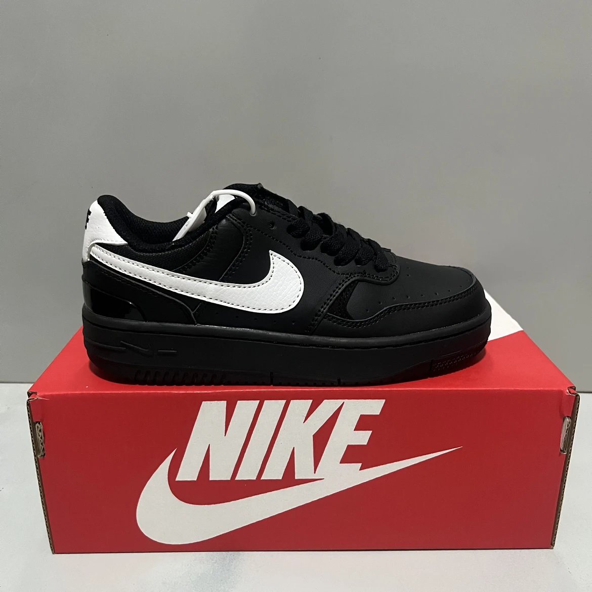 纯原现货实拍 耐克伽玛空军 Nike Gamma Force 头层皮革 复古潮流耐磨低帮板鞋女款棕白 伽玛空军系列低帮经典百搭休闲运动厚底板鞋 皮革米白酒红深蓝绿DX9176