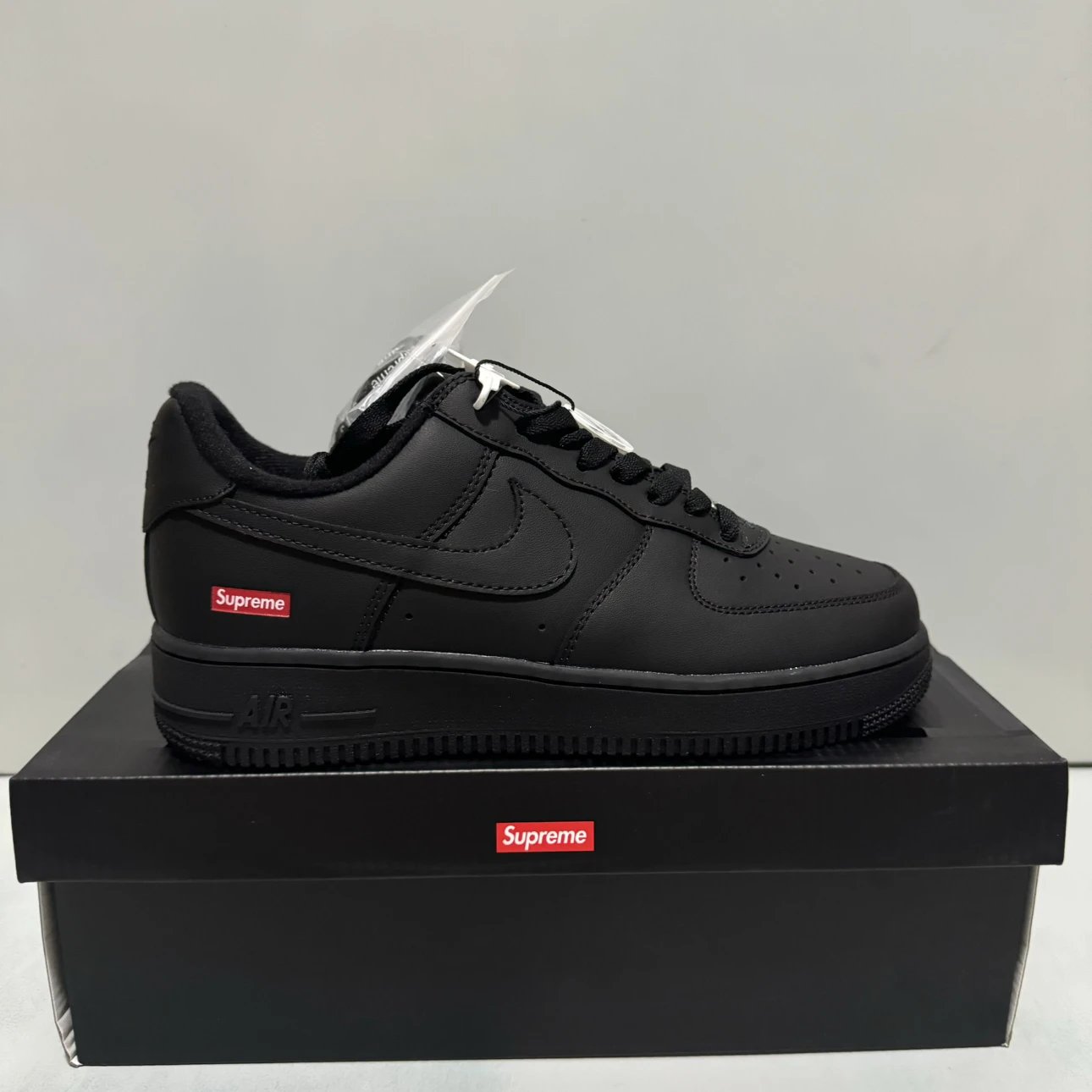 【现货特价】supreme联名nike空军一号 黑武士 低帮 百搭情侣潮流板鞋 全头层牛皮 内置全掌气垫 空军Supreme xNike Air Force 1 box logo男女同款