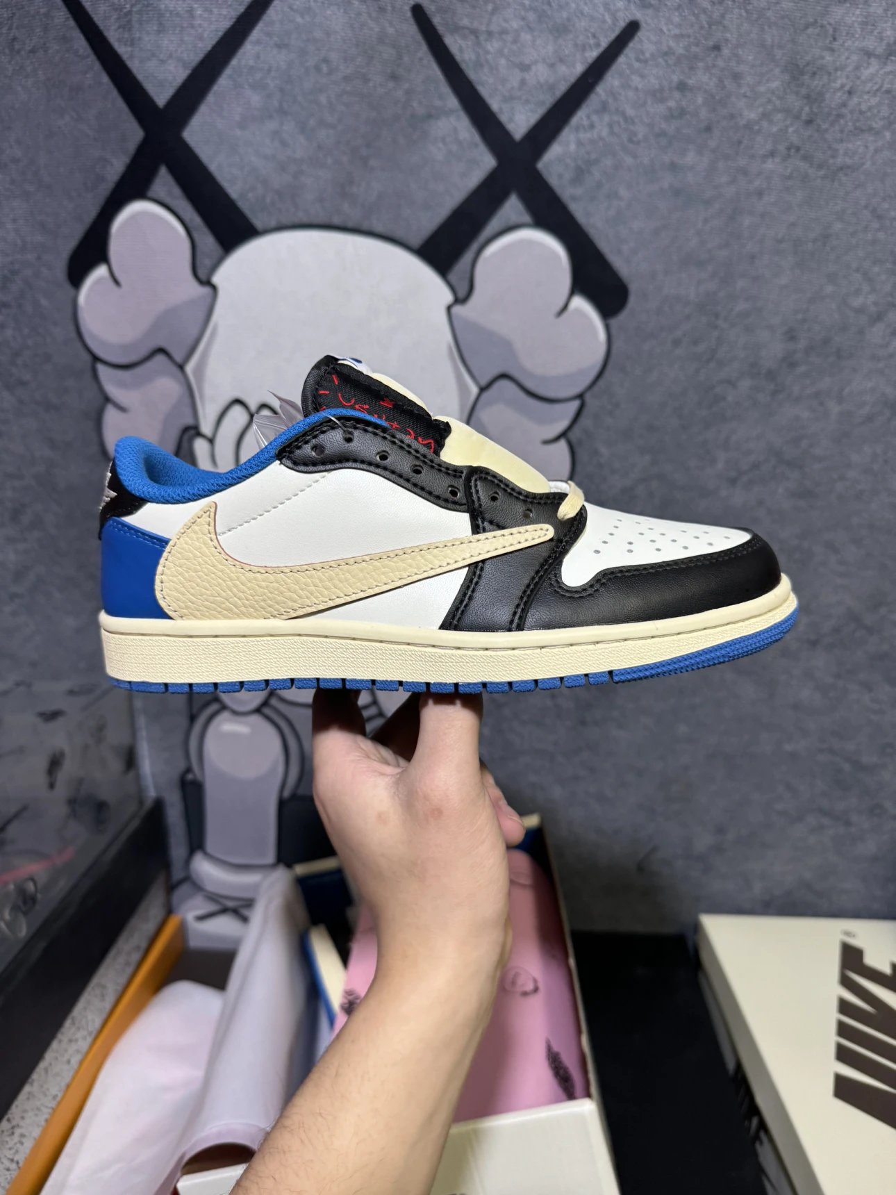 Supporting factories pull goods to offset debts and cash out AJ1 inverted hook low top 2.0 white blue headboard with accessories insole brushing glue details perfectly synchronized with official website materials low top retro basketball shoes