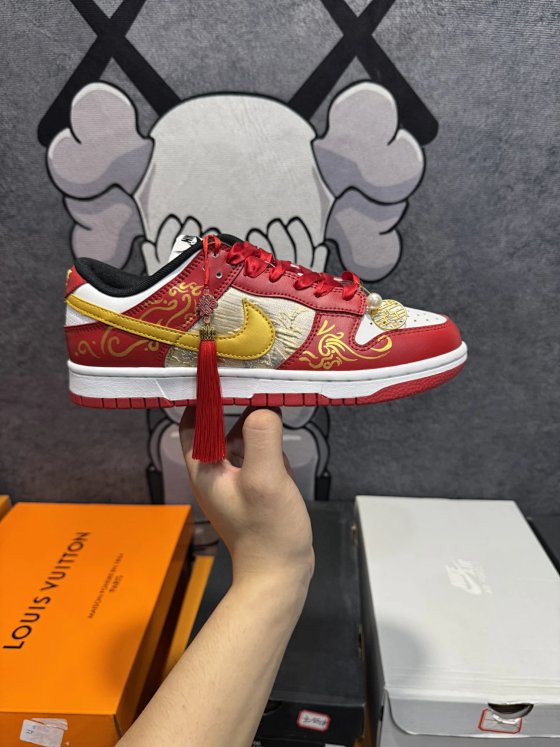 Custom Sneakers / Double-layer Shoebox with Complete Accessories / Nike Dunk Dragon and Phoenix Auspicious Red & Gold - One Heart One Mind, Sweetness, Growing Old Together, Silk Patches, Dragon and Phoenix Prosperity, Warm, Abrasion-resistant, Balanced, Low-top Sneakers