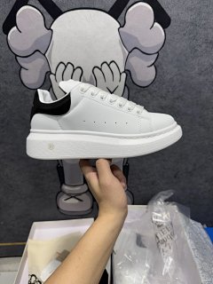 L9 version special offer/full set of accessories/source latex insoles/different market versions/calf leather/Alexander McQueen black leather tail low cut height increasing casual and fashionable board shoes