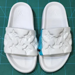 thumbnail for LV浮雕LOGO拖鞋（图片右边是REAL，左边是GZ）