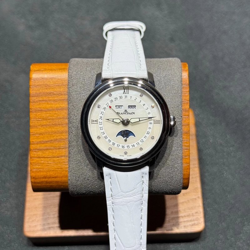 Watch from Three-legged