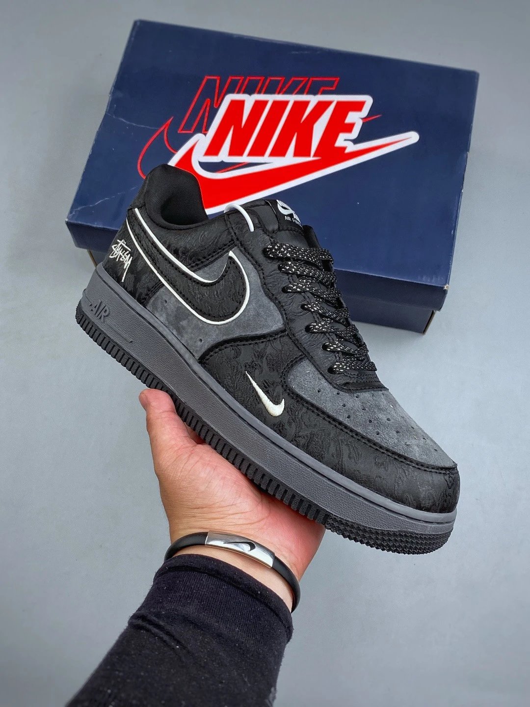 现货本地 终端放店 XC版   暗黑街头酷感十足NIKE AIR FORCE 1黑灰撞色肌理鞋面高级感爆棚，暗藏暗纹工艺层次丰富，双层镂空Swoosh搭配斯图西挂饰，街头涂鸦logo加持潮
