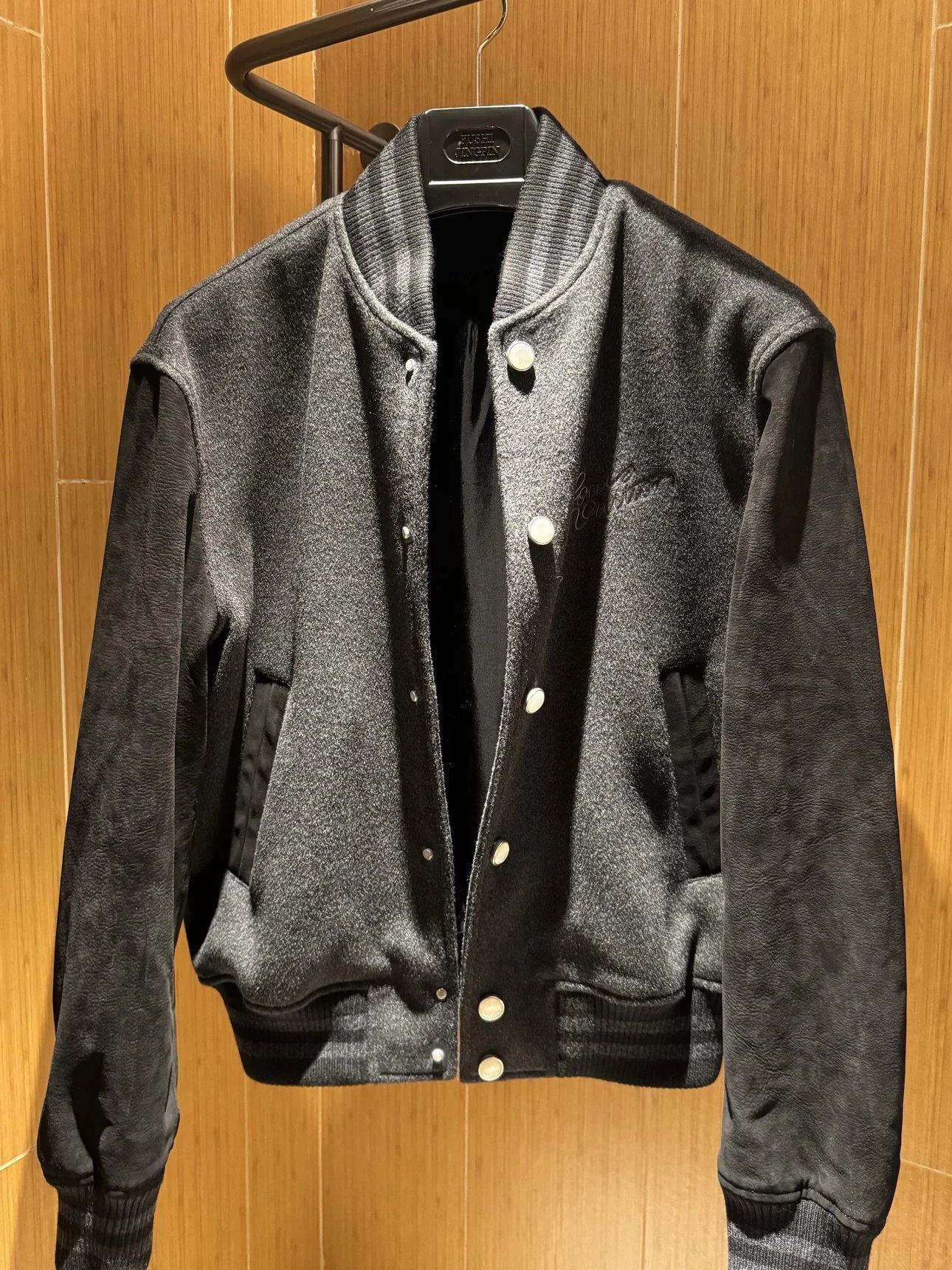 Cola Jiang Zhi Exclusive Stock - Defective Edition - Genuine Suede Cowhide with Crystal-Like Buttons, Kangsi Noodle Gray Wool Baseball Jacket (Non-Returnable)